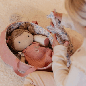 MUÑECA CON CAPAZO little dutch